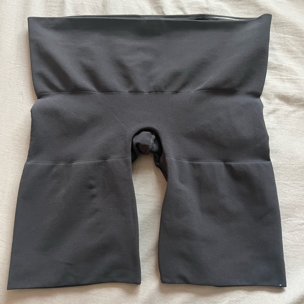 SKIMS Seamless Sculpt Buttlifting Shorts Size:M